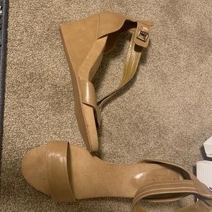 Woman’s shoes size 11